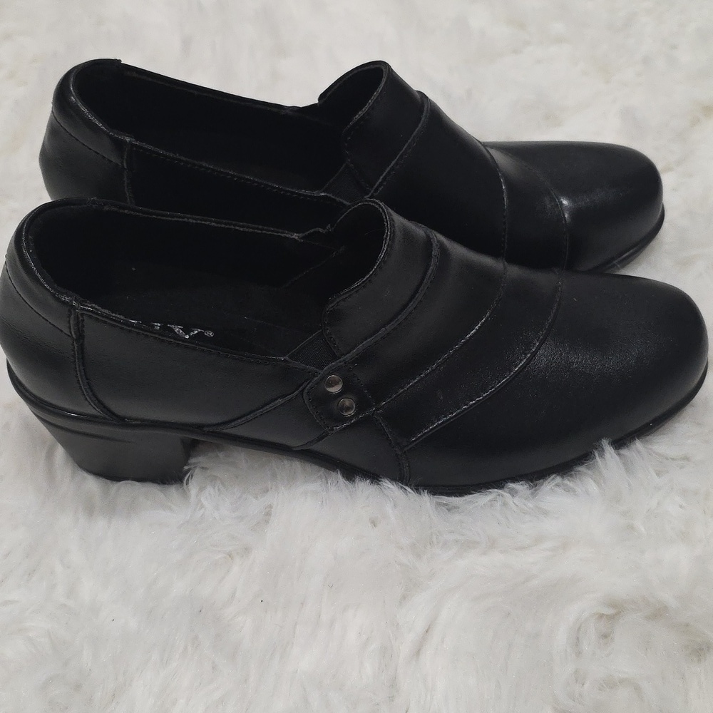 IUY- Black Women's Shoe. Size 7.5 - Picture 2 of 7
